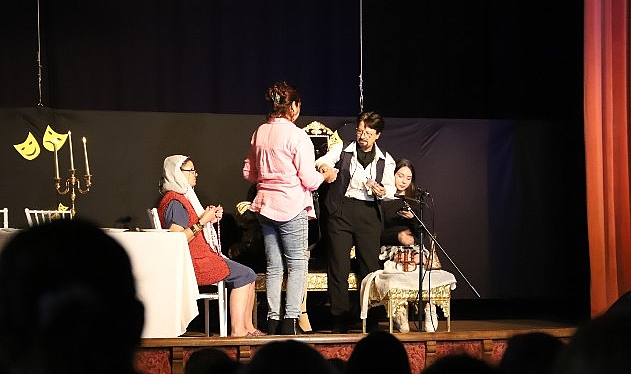 Alayına Makara Tiyatrosu Bayındır’da Gülmekten Kırdı Geçirdi