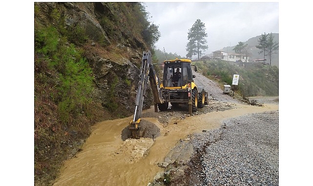 Büyükşehir ekipleri yağış sonrası bozulan yolları onarıyor