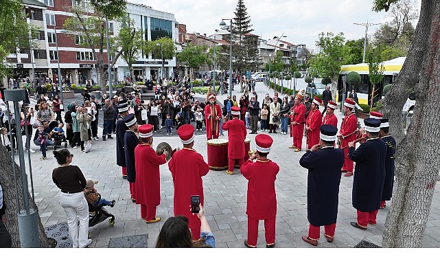 Konya Büyükşehir Mehter Takımı İle Şehrin Meydanlarında Mehter Coşkusu Sürüyor