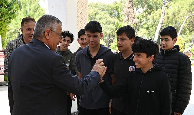 Öğrencilere önce yemek sonra zirvede kar keyfi